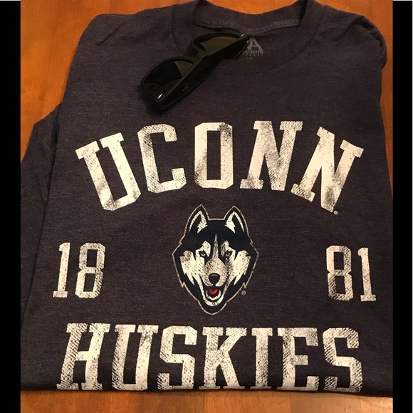 Knights Apparel Other - UCONN HUSKIES men’s tee shirt!❤️